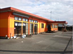 オレンジ色の建物が目印です