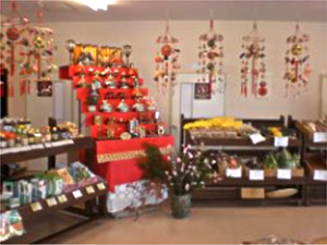 新鮮な野菜や手作り雑貨の販売コーナー